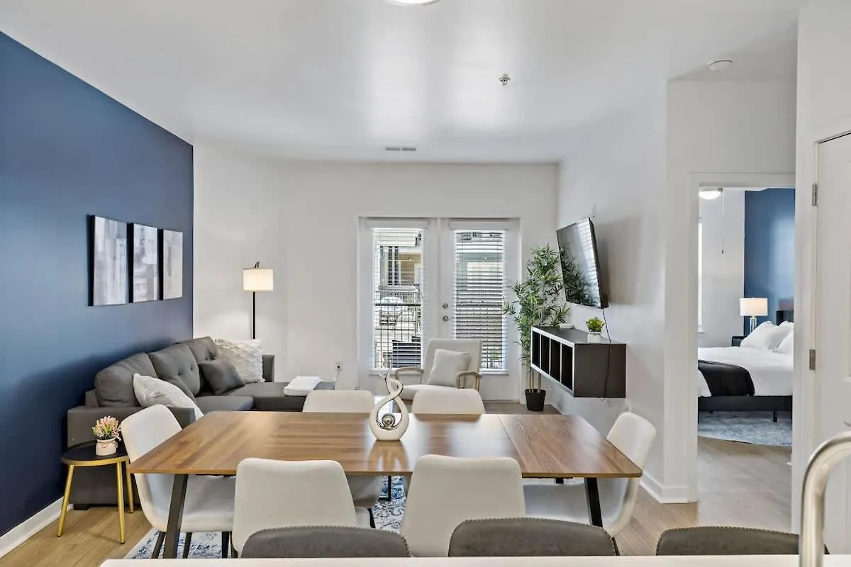 샬럿 Modern 2Bd - 5 Min Dt, Gym, Parking, W-D - Sleeps 12 아파트