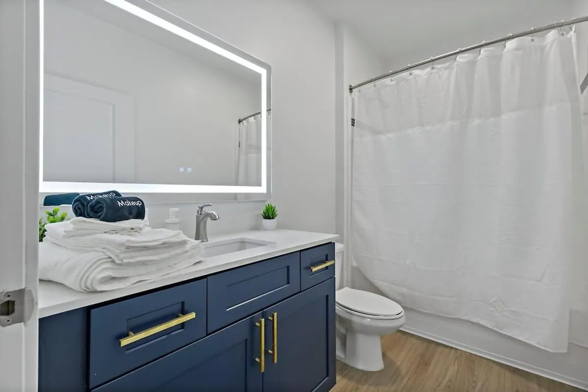 샬럿 Modern 2Bd - 5 Min Dt, Gym, Parking, W-D - Sleeps 12 아파트